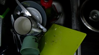 Mutfak lavabosundaki kirli bulaşıklar.