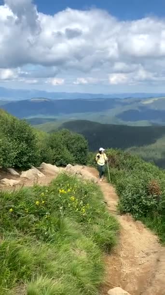 Šťastná Žena Turistka Stezce Hory Pozadí Ukrajinského Karpatského Rozsahu — Stock video