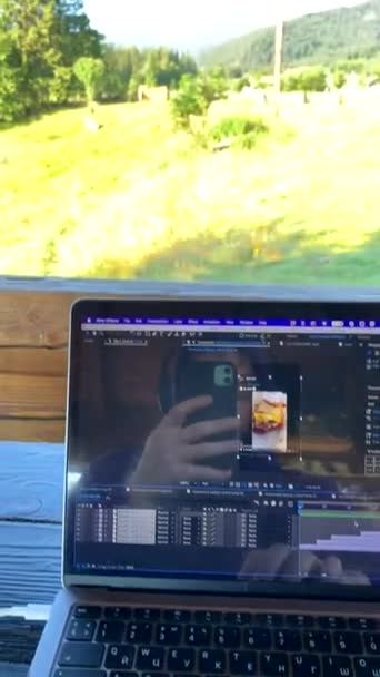 Людина Працює Над Відображенням Ноутбука Екранних Горах Фоновому Фріланзі Концепції — стокове відео