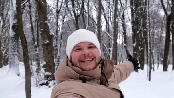 Homem Feliz Tomando Selfie Jogando Parque Neve Inverno Obter Bola — Vídeo de Stock