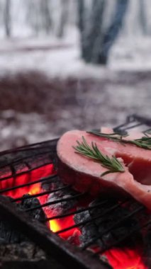 Kızarmış kırmızı balık açık havada bbq kapanıyor.