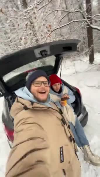 Couple Heureux Prenant Selfie Vidéo Assis Dans Coffre Voiture Boire — Video