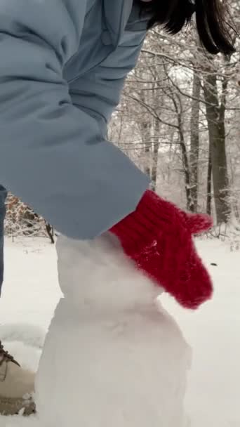Kobieta Bałwan Zbliżenie Toczenia Śnieżka — Wideo stockowe