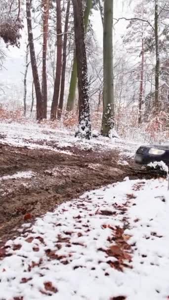 Fuoristrada Suv Car Sulla Strada Sentiero Nella Foresta Invernale Innevata — Video Stock