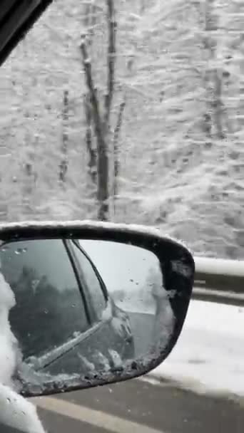 Blick Wenn Auto Rückspiegel Reflexion Der Eingeschneiten Autobahn Straße Wintersaison — Stockvideo