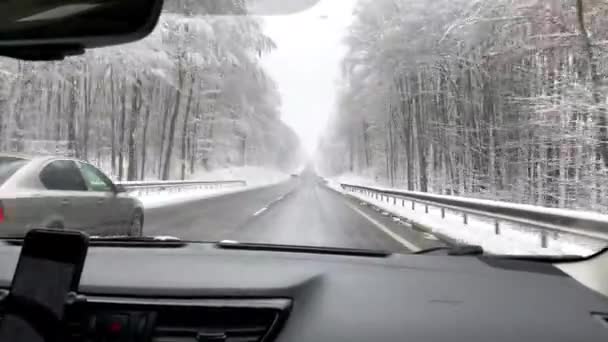 从车内仪表盘看冬季公路上的方向盘驱动车 — 图库视频影像