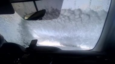 Adam arabasını temizliyor.