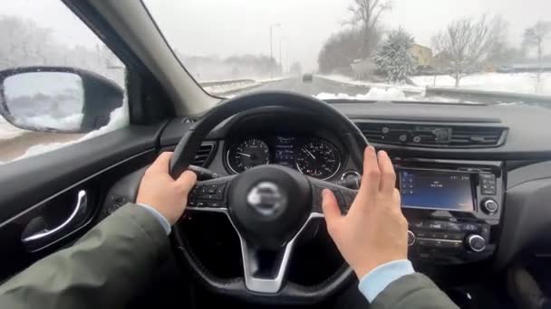 Eerste Persoon Standpunt Man Handen Stuurwiel Rijden Auto Door Winter — Stockvideo
