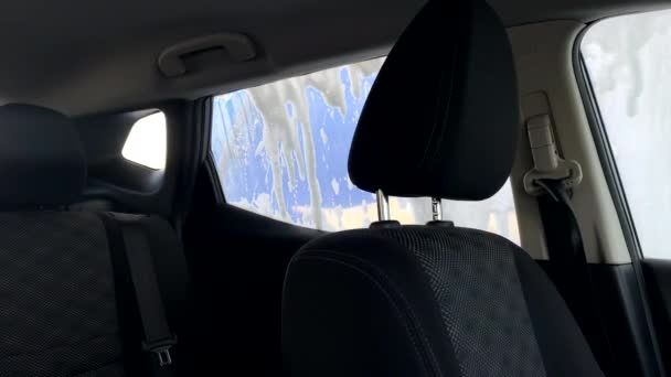 Человек Чистит Свой Вид Автомойку Изнутри — стоковое видео