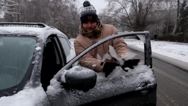 Man Clean Car Window Snow Blizzard — Αρχείο Βίντεο
