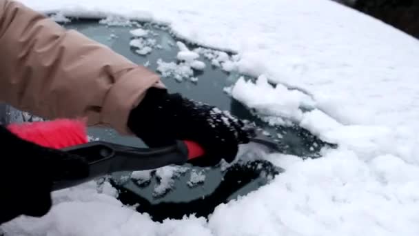 Człowiek Czyszczenie Samochodu Śniegu Burzy Zimowej Zewnątrz — Wideo stockowe