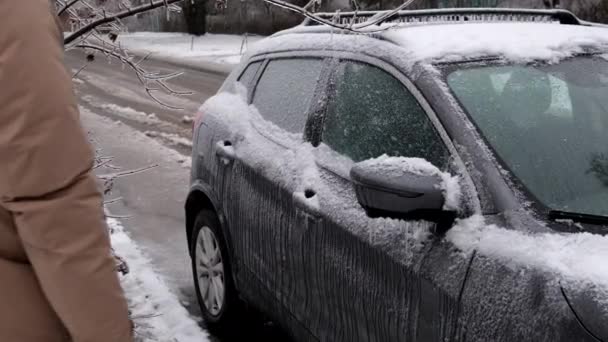 冬の氷の雨の後冷凍車のドアを開こうとする男の手 — ストック動画