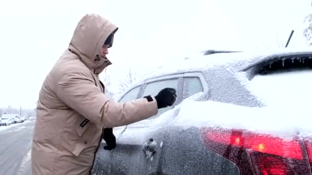 Mann Versucht Gefrorene Autotür Nach Winterlichem Eisregen Öffnen — Stockvideo