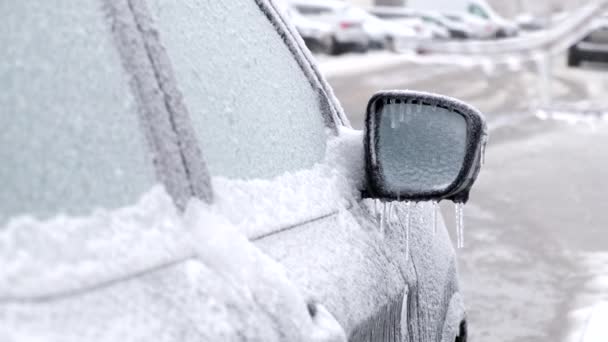 Μετά Χειμώνα Χιόνι Καταιγίδα Αυτοκίνητο Πίσω Καθρέφτη Που Καλύπτεται Πάγο — Αρχείο Βίντεο