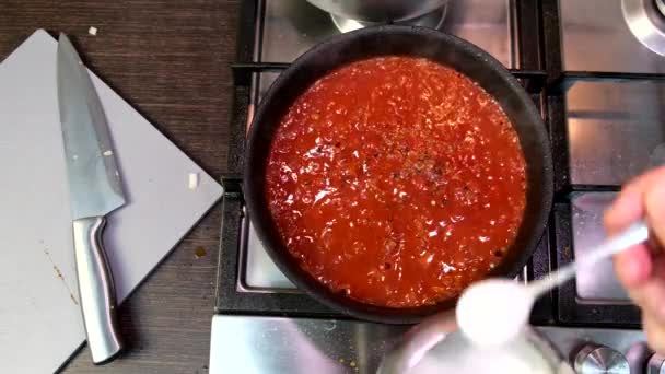 在家庭厨房里烹调头顶上的红色番茄酱在油锅上煎健康食品 — 图库视频影像