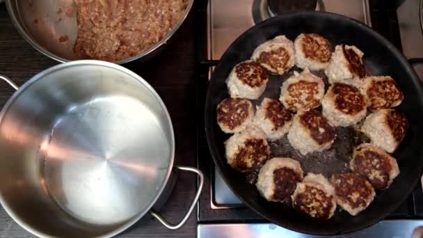 Put Fried Meatballs Frying Pan Pot Overhead Domestic Kitchen — Stock video