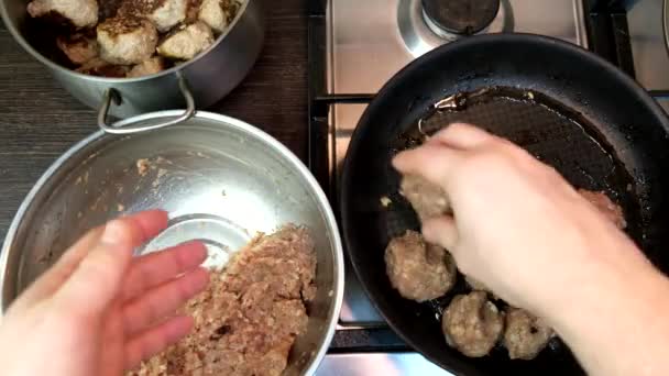 フライパンのミートボールのオーバービュー 家庭料理のポルノチューブ — ストック動画