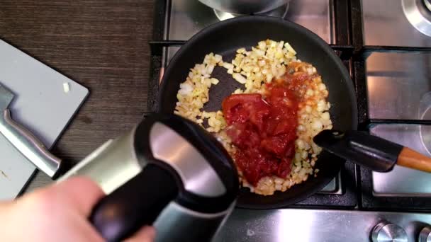在家庭厨房里烹调头顶上的红色番茄酱在油锅上煎健康食品 — 图库视频影像