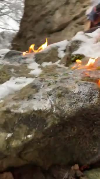 Közeli Kemping Tűz Téli Szezonban — Stock videók