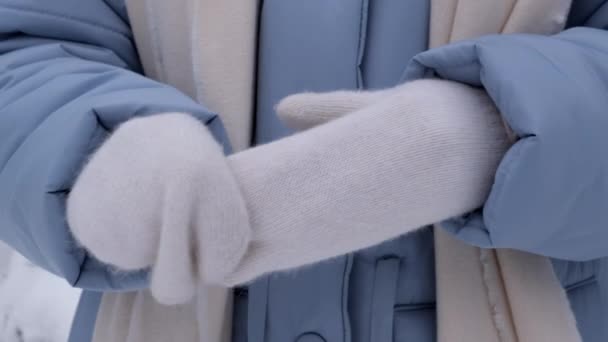 女人把冬天的手套摘掉了 — 图库视频影像
