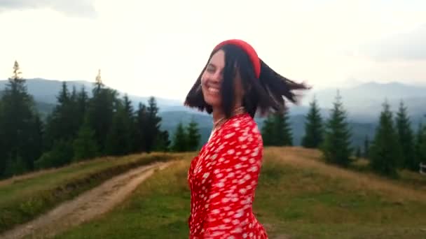 Yazın Dağ Yolunda Yürüyen Kırmızı Elbiseli Mutlu Bir Kadın — Stok video