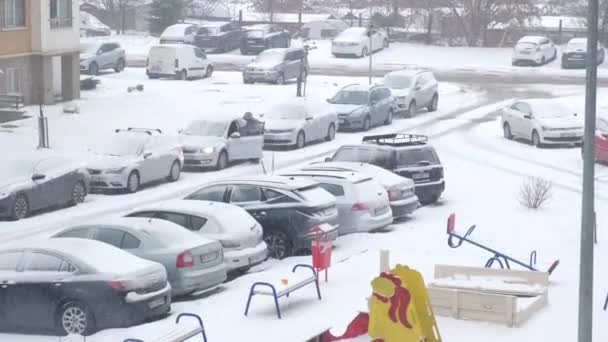 Автомобили Покрытые Снегом Перед Зданием Многоквартирного Дома — стоковое видео