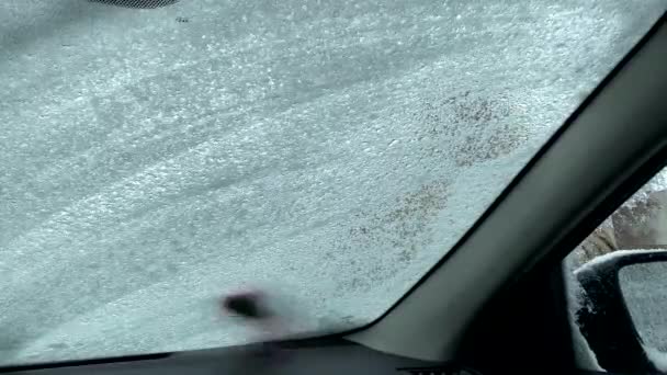 Άνθρωπος Καθαρισμού Του Αυτοκινήτου Μετά Από Χιονοθύελλα Θέα Από Εσωτερικά — Αρχείο Βίντεο