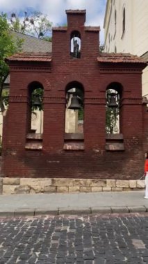 Yazın kaldırımdan geçen mutlu ve şık bir kadın.