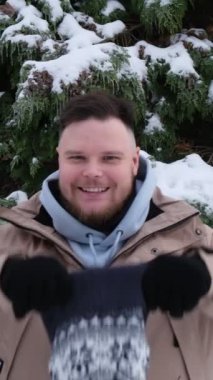 Mutlu yakışıklı adam, kış şapkası portresine bin.