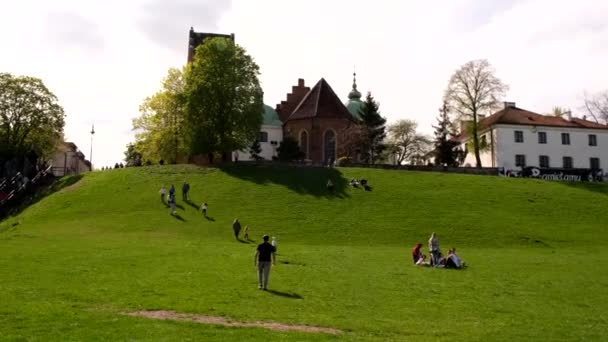 Happy People Resting Green Grass Field Warsaw City Center Poland — Wideo stockowe