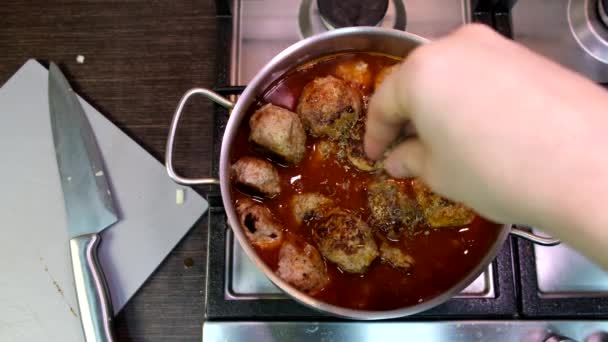 トマトソースでミートボールを調理オーバーヘッドビュー国内キッチン — ストック動画