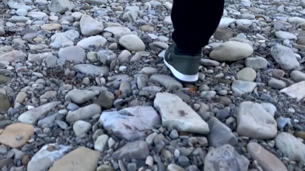 Чоловік Мандрівник Стоїть Скелястому Пляжі Гірської Річки Осінній Сезон — стокове відео