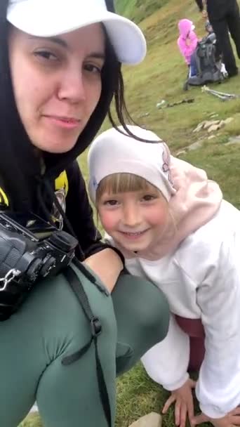 Mother Daughter Hiking Taking Selfie Video Top Mount Windy Weather — Wideo stockowe