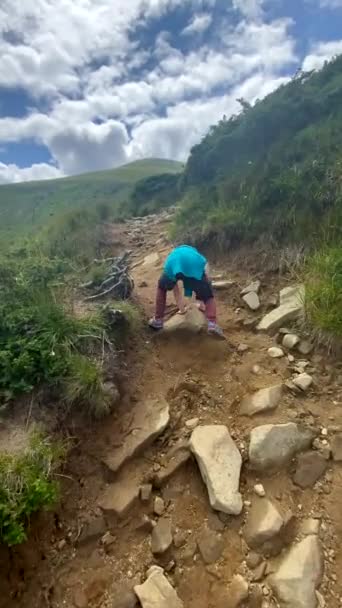Little Cute Girl Crawling Mountain Trail Way Top Panoramic View — Wideo stockowe