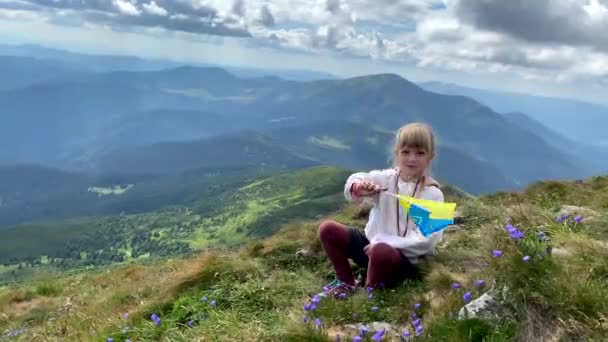 Little Cute Girl Tourist Ukrainian Flag Top Carpathian Mount Summertime — Stockvideo