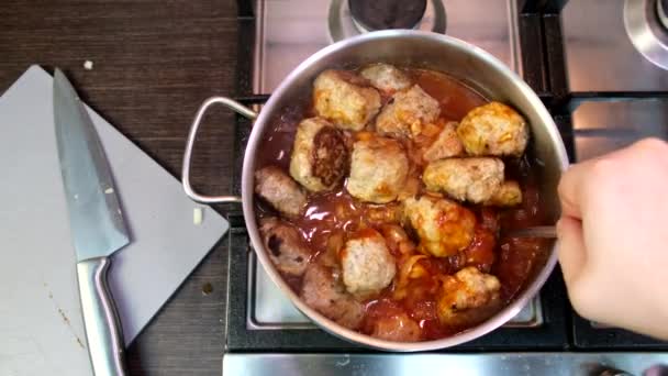 トマトソースでミートボールを調理オーバーヘッドビュー国内キッチン — ストック動画