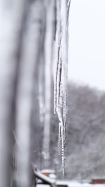 Kış mevsimi eriyen buzlar kapanan su damlaları