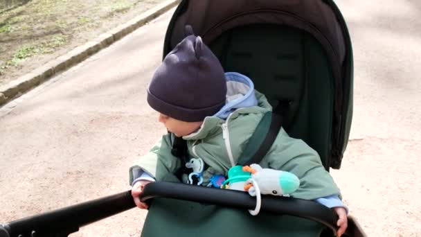Klein Schattig Peuter Jongen Kinderwagen Buiten Spelen Met Speelgoed Lente — Stockvideo