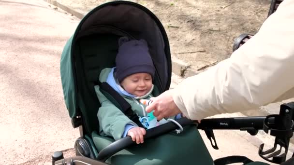 Bebek Arabasındaki Küçük Şirin Çocuk Dışarıda Oyuncak Ilkbahar Zamanı Oynuyor — Stok video