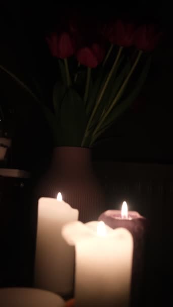 Velas Ramo Oscuro Tulipanes Oscuro Cerca — Vídeos de Stock