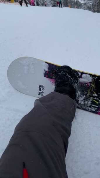 Snowboarder Πρώτο Πρόσωπο Άποψη Κάθεται Στην Πλαγιά Σκι Χειμερινά Βουνά — Αρχείο Βίντεο