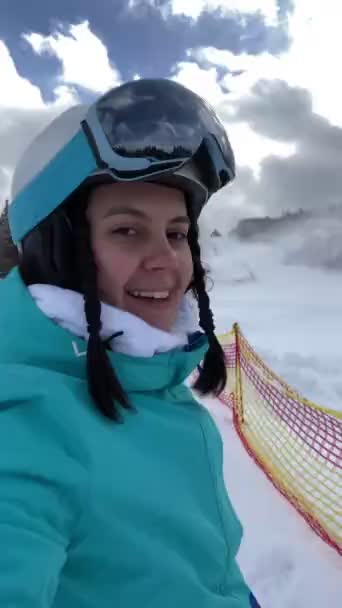 スキー場で楽しむ女性スキーヤースノーガン冬休み — ストック動画