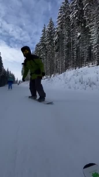 Άνθρωπος Snowboarder Στην Πλαγιά Του Σκι Συναισθήματα Της Ταχύτητας Έννοια — Αρχείο Βίντεο
