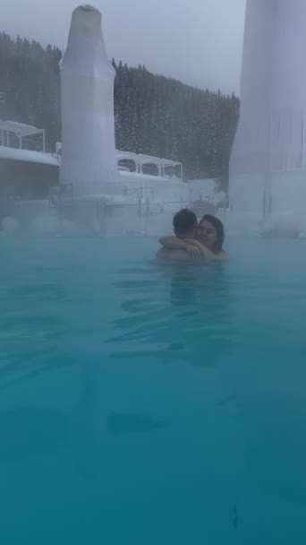Couple Swimming Hot Outdoors Pool Romantic Date Snowing — Stock Video