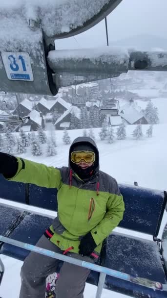 Hombre Feliz Snowboarder Telesilla Tomar Selfie Vacaciones Invierno — Vídeo de stock