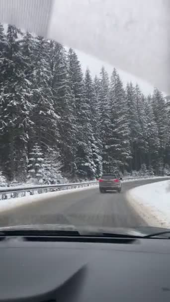 Kış Mevsiminde Dağ Yolu Seyahati Konseptiyle Giden Arabanın Manzarası — Stok video