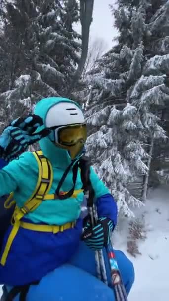 Glückliche Skifahrerin Skilift Winter — Stockvideo