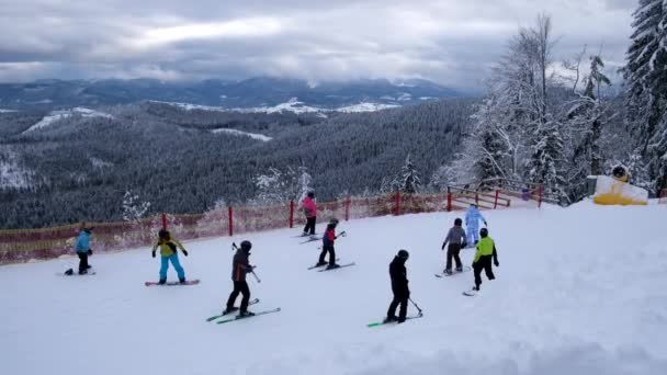Сноубордисти Лижники Лижному Схилі Прекрасні Гори Задньому Плані — стокове відео