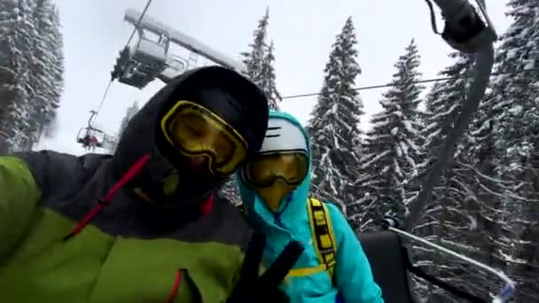 Szczęśliwa Para Narciarzy Wyciąg Krzesełkowy Zimowe Wakacje Biorąc Selfie — Wideo stockowe