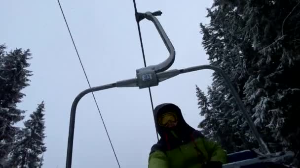Glücklicher Mann Snowboarder Skilift Macht Selfie Winterurlaub — Stockvideo